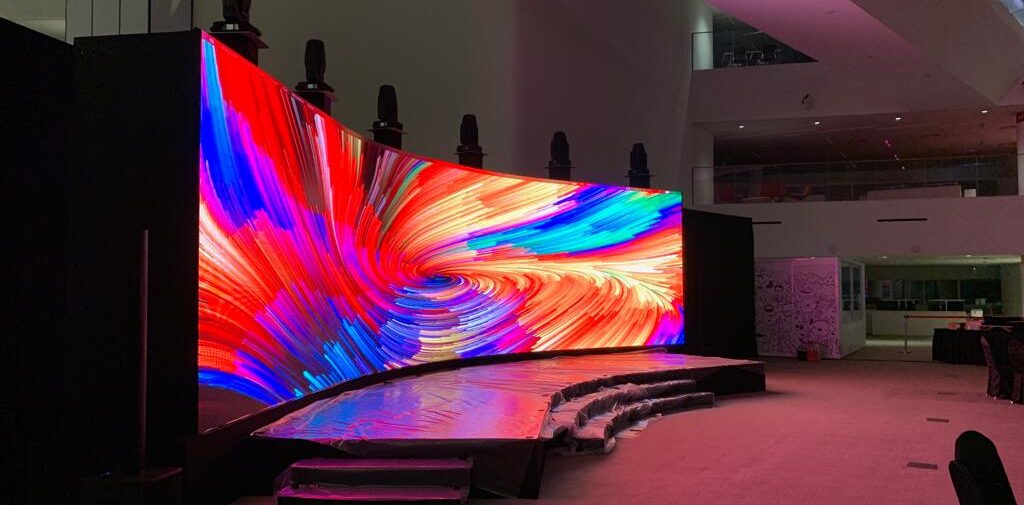 Màn hình LED P2 cong trong nhà