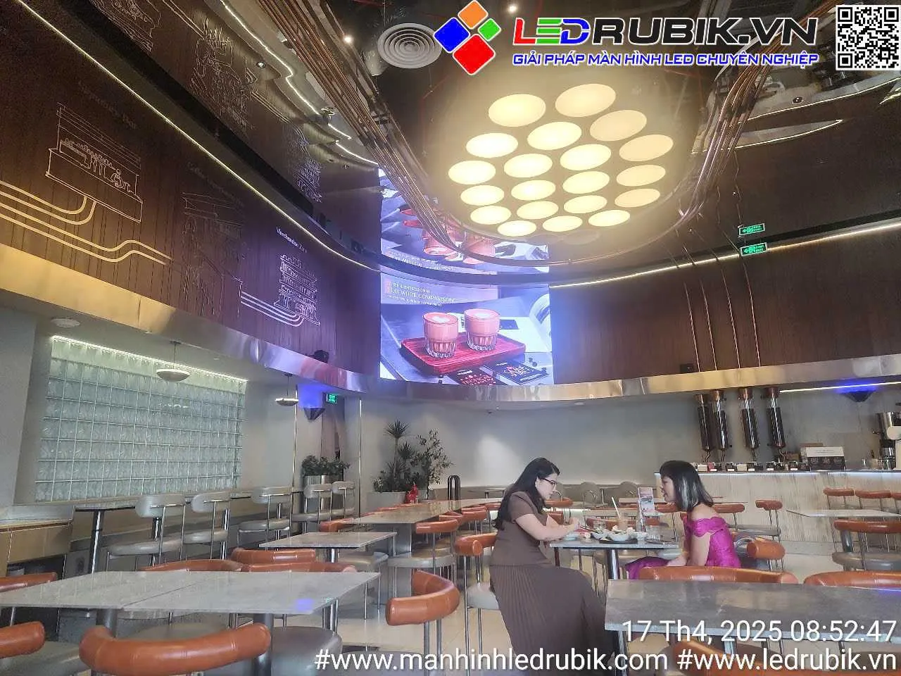 Màn Hình LED P2.5 Cong Tại SIGNATURE BY THE COFFEE HOUSE