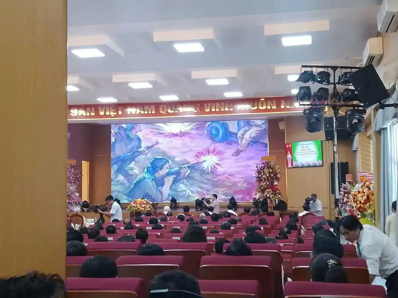 Màn hình LED Bình Dương. màn hình led p5 hội trường huyện ủy phú giáo