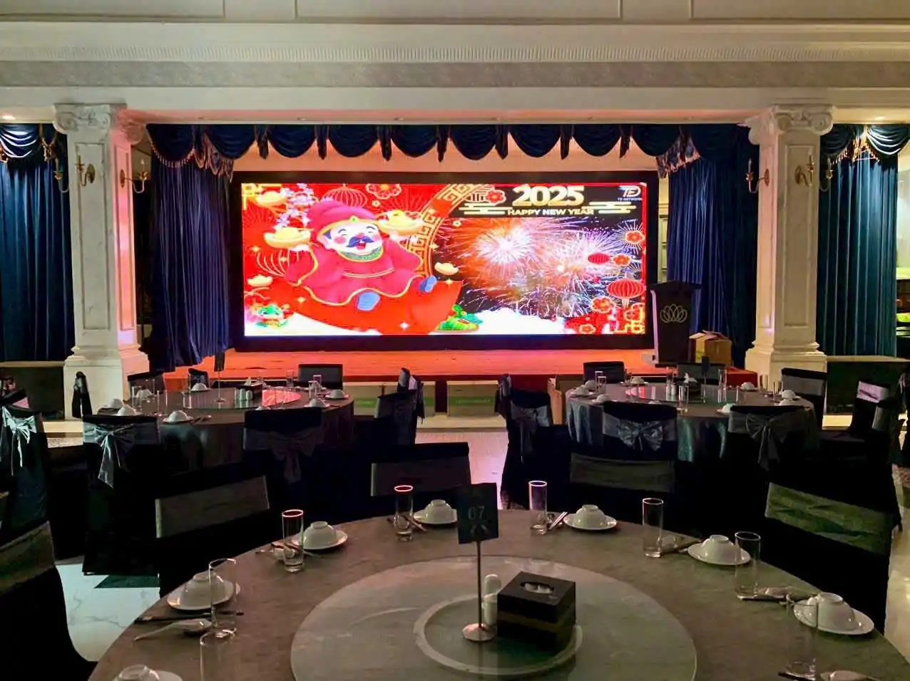 Màn hình LED P5 nhà hàng tiệc cưới